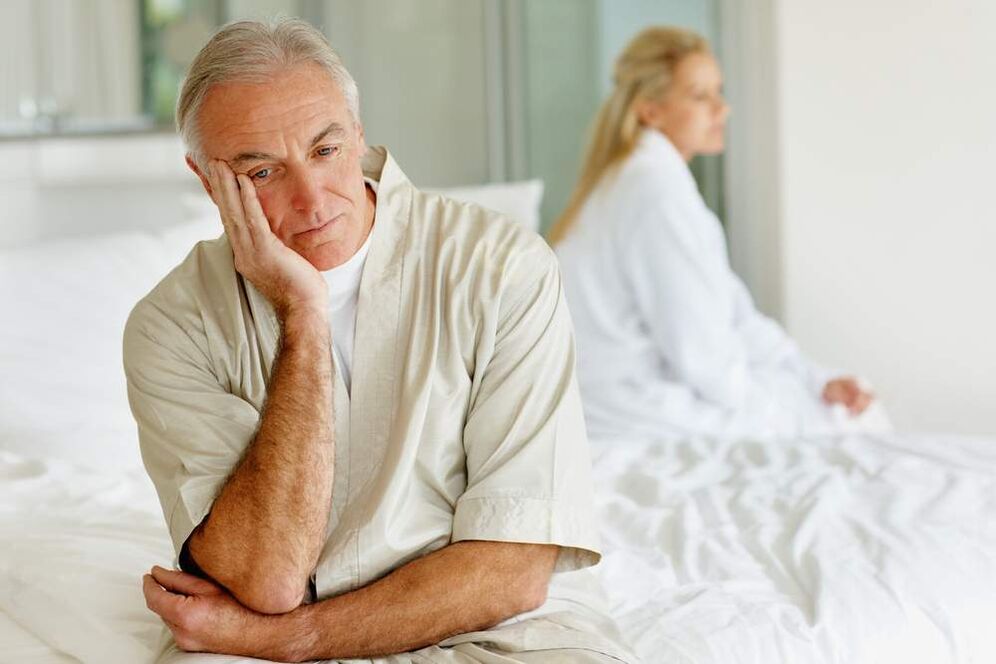 После 60 лет у мужчин может возникнуть эректильная дисфункция. 